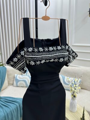 ⁦فستان سهرة أسود⁩ - الصورة ⁦3⁩