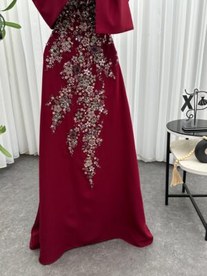 ⁦فستان سهرة أحمر ملكي بفيونكة كبيرة وتطريز فاخر⁩ - الصورة ⁦5⁩