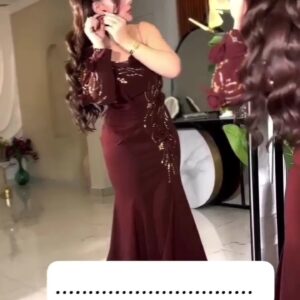 فستان سهرة عتيق بكتف واحد مزين بالورود والتطريز