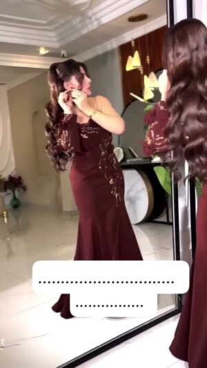 فستان سهرة عتيق بكتف واحد مزين بالورود والتطريز