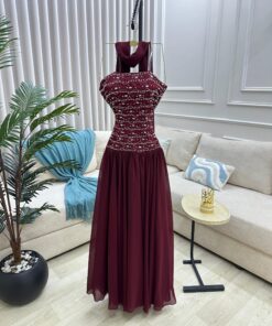 فستان سهرة عنابي بدون أكتاف بتطريز لامع وتصميم راقٍ للمناسبات