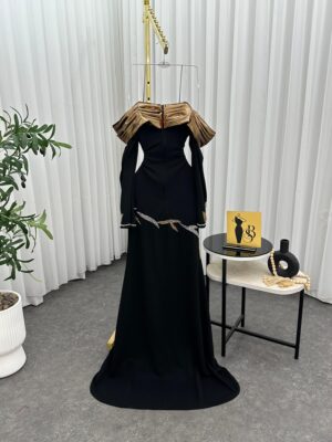 ⁦فستان فاخر باللون الأسود بلمسات ذهبية⁩ - الصورة ⁦2⁩