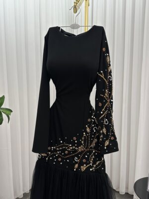 ⁦فستان سهرة كريب لون أسود⁩ - الصورة ⁦3⁩