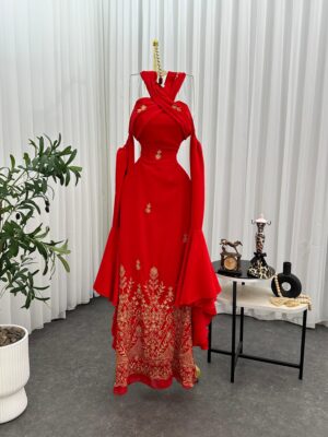 ⁦فستان سهرة أحمر فاخر⁩ - الصورة ⁦2⁩