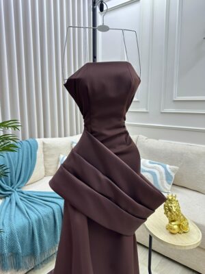 ⁦فستان بني داكن يناسب المناسبات الرسمية الفاخرة"⁩ - الصورة ⁦3⁩