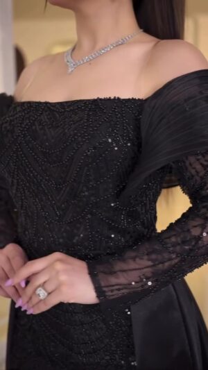 ⁦فستان سهرة بذيل طويل⁩ - الصورة ⁦5⁩