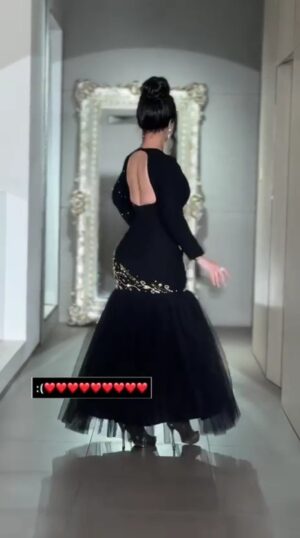 ⁦فستان سهرة كريب لون أسود⁩ - الصورة ⁦2⁩