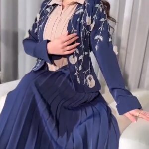 فستان أنيقة بلون كحلي مطرّز