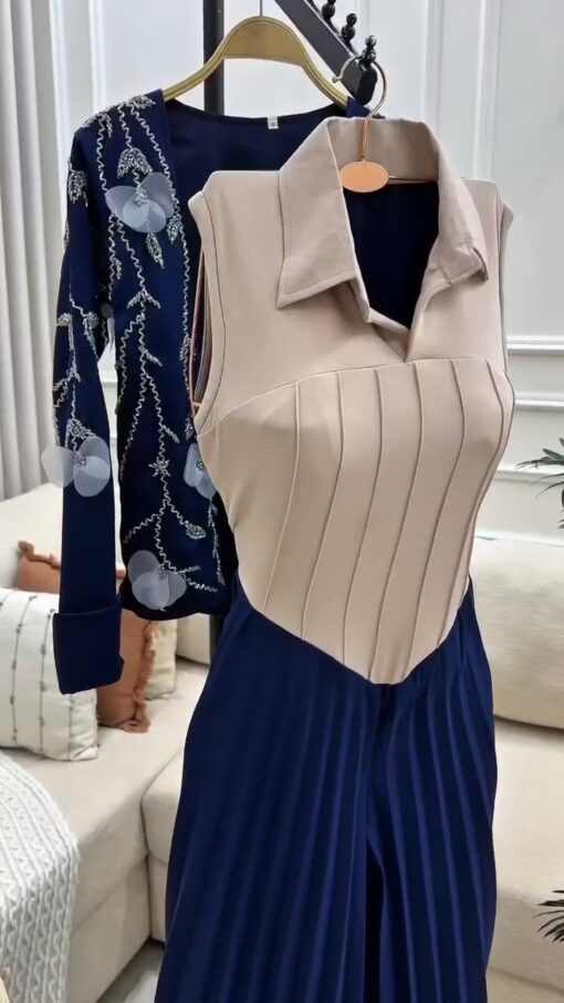 ⁦فستان أنيقة بلون كحلي مطرّز⁩ - الصورة ⁦2⁩