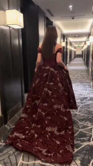 ⁦فستان سهرة بذيل طويل⁩ - الصورة ⁦2⁩