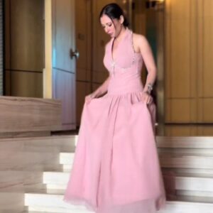 فستان سهرة وردي بتصميم ناعم وياقة ملتفة