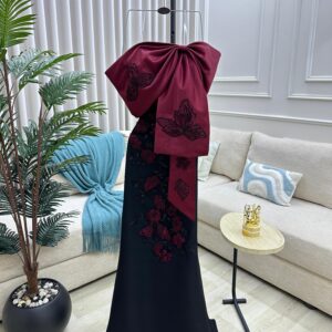 فستان سهرة فاخر بالأسود مع وردات مطرّزة ووشاح أنيق