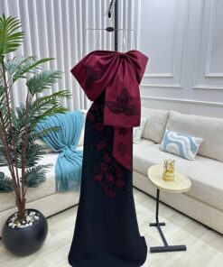 فستان سهرة فاخر بالأسود مع وردات مطرّزة ووشاح أنيق