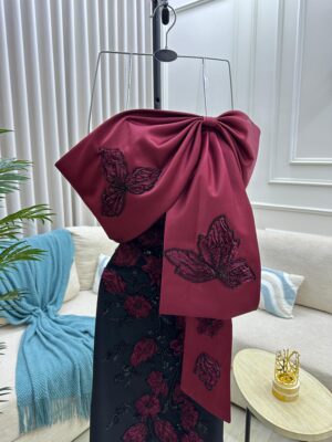 ⁦فستان سهرة فاخر بالأسود مع وردات مطرّزة ووشاح أنيق⁩ - الصورة ⁦4⁩