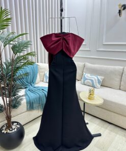 Alternative view of فستان سهرة فاخر بالأسود مع وردات مطرّزة ووشاح أنيق