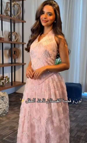 فستان نسائي أنيق باللون الوردي المزيّن بالتطريز يدويًا