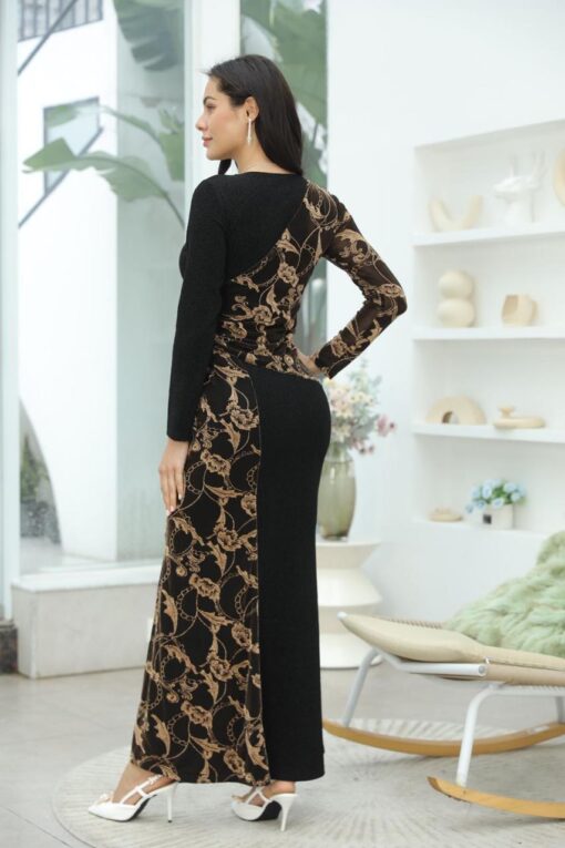 ⁦فستان سهرة أسود بأكمام طويلة وتطريزات ذهبية فاخرة⁩ - الصورة ⁦2⁩