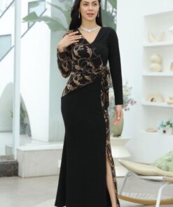 فستان سهرة أسود بأكمام طويلة وتطريزات ذهبية فاخرة