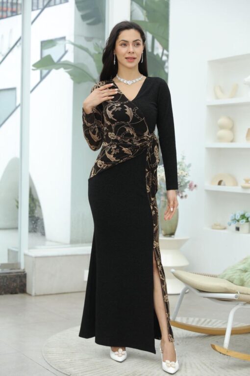 فستان سهرة أسود بأكمام طويلة وتطريزات ذهبية فاخرة