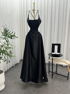 ⁦فستان سهرة أسود⁩ - الصورة ⁦3⁩