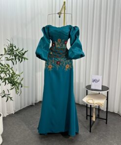 Alternative view of فستان سهرة أخضر زمردي فاخر بتطريز يدوي وأكمام منفوخة للمناسبات الراقية