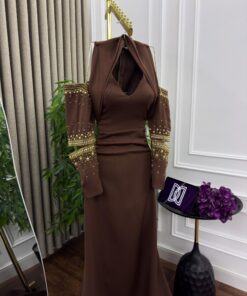 Alternative view of فستان سهرة بني بأكمام مكشوفة وتطريز ذهبي فاخر