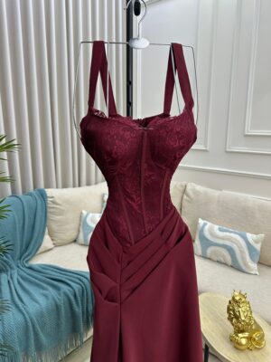 ⁦فستان سهرة عنابي أنيق⁩ - الصورة ⁦4⁩