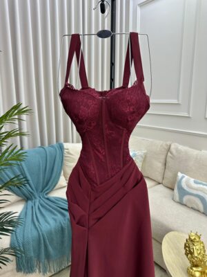 ⁦فستان سهرة عنابي أنيق⁩ - الصورة ⁦5⁩