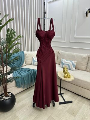 ⁦فستان سهرة عنابي أنيق⁩ - الصورة ⁦2⁩