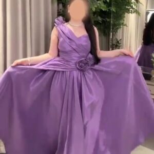 فستان بنفسجي ملكي فاخر ولمسة وردية