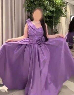 فستان بنفسجي ملكي فاخر ولمسة وردية