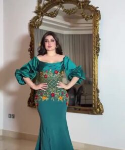 فستان سهرة أخضر زمردي فاخر بتطريز يدوي وأكمام منفوخة للمناسبات الراقية