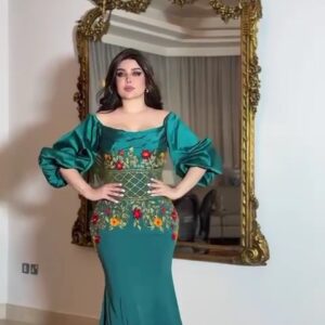 فستان سهرة أخضر زمردي فاخر بتطريز يدوي وأكمام منفوخة للمناسبات الراقية