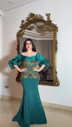 فستان سهرة أخضر زمردي فاخر بتطريز يدوي وأكمام منفوخة للمناسبات الراقية