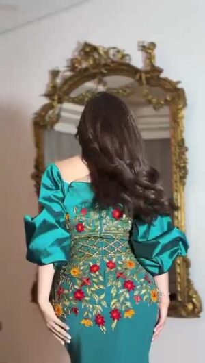 ⁦فستان سهرة أخضر زمردي فاخر بتطريز يدوي وأكمام منفوخة للمناسبات الراقية⁩ - الصورة ⁦6⁩