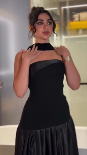 ⁦فستان سهرة أسود بتصميم راقي⁩ - الصورة ⁦4⁩