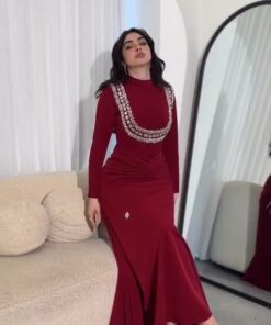 فستان سهرة بأكمام طويلة بتصميم ملكي فاخر