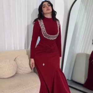 فستان سهرة بأكمام طويلة بتصميم ملكي فاخر