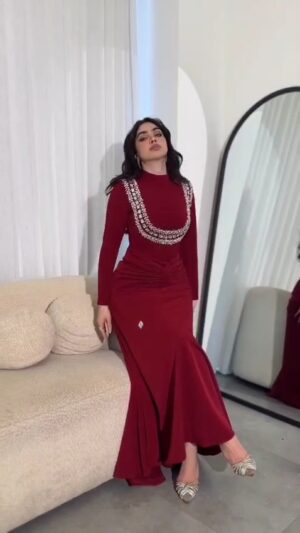 فستان سهرة بأكمام طويلة بتصميم ملكي فاخر