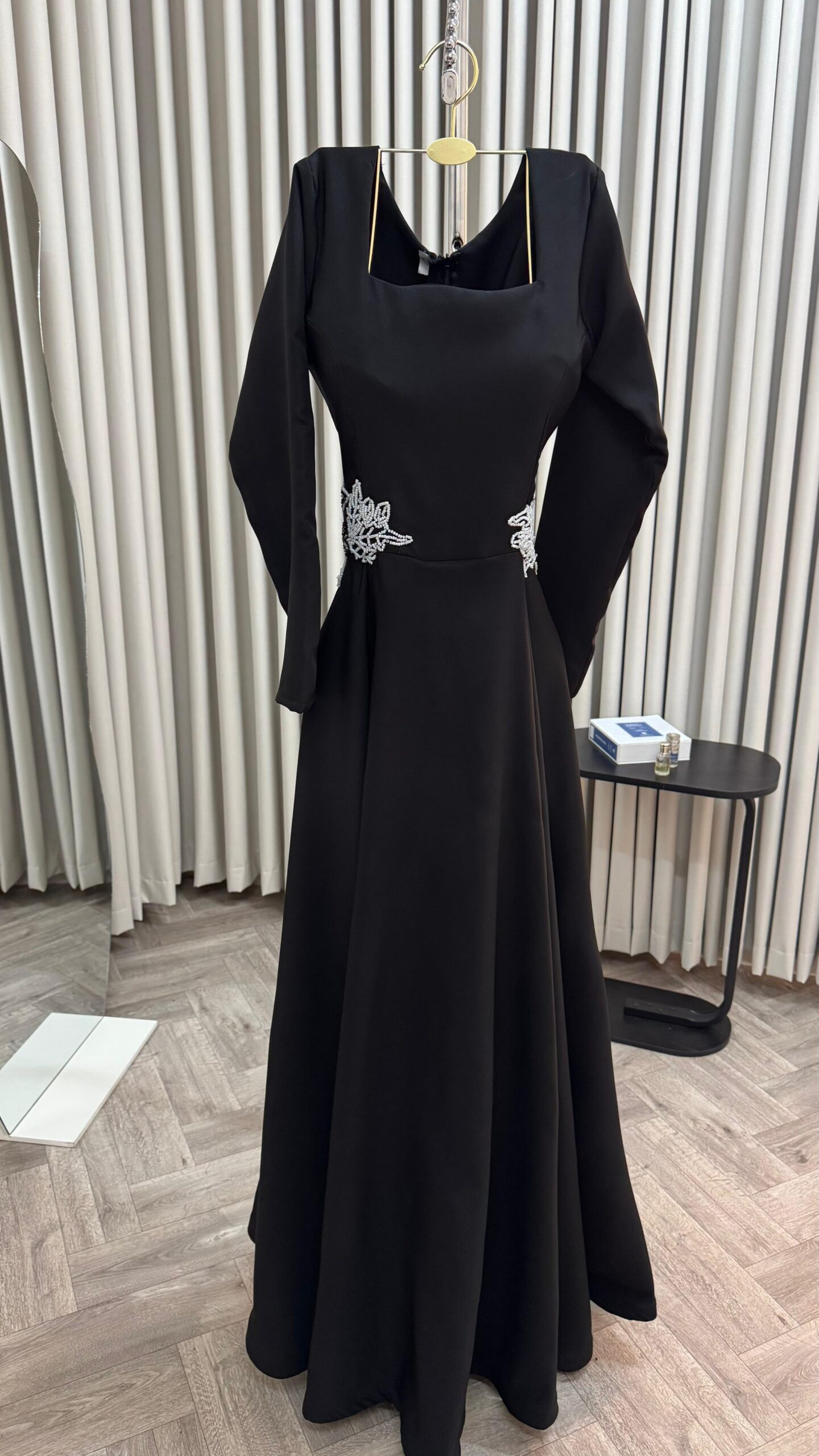 فستان سهرة بألوان الأسود - الصورة 4