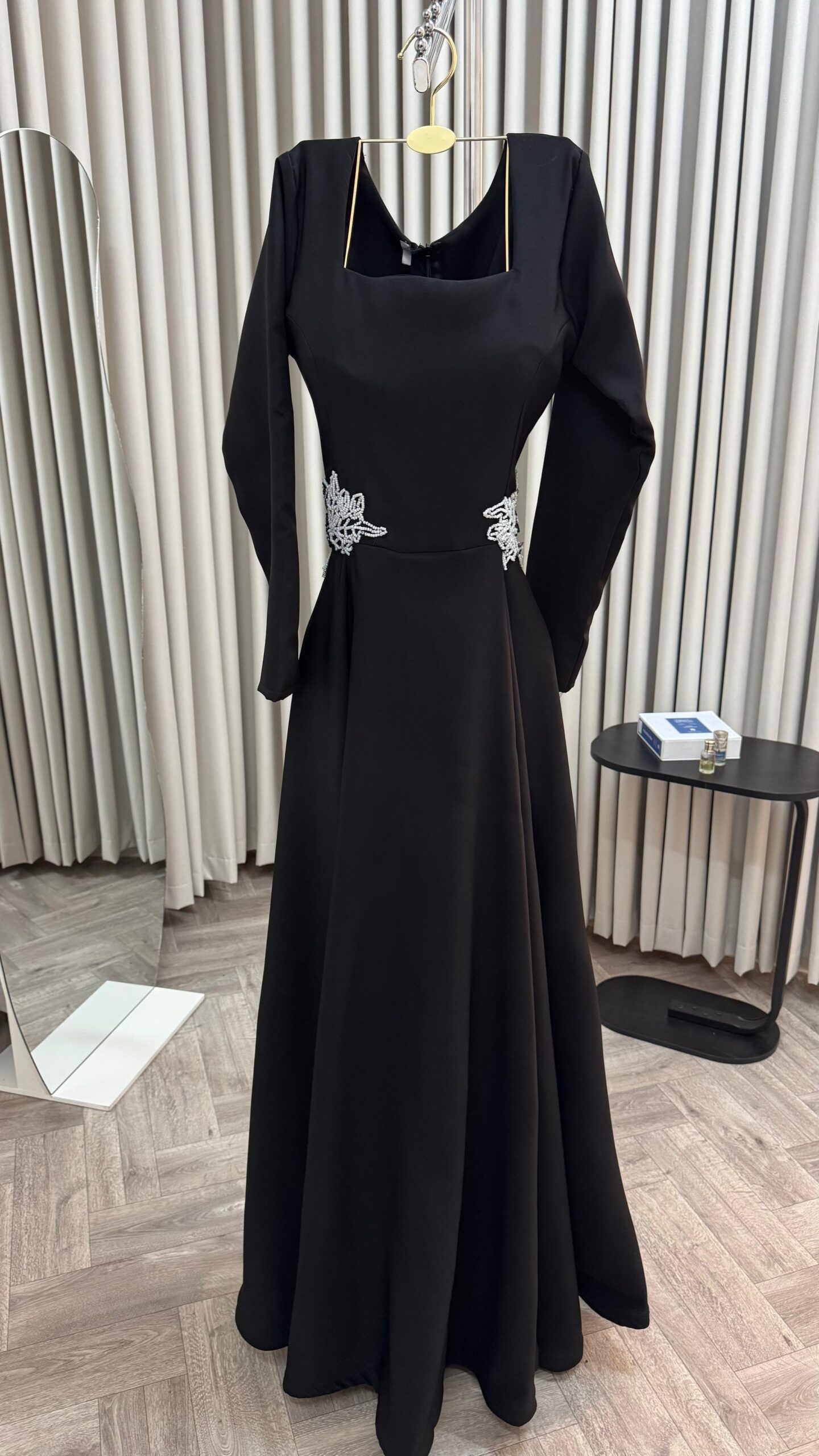 فستان سهرة بألوان الأسود - الصورة 3