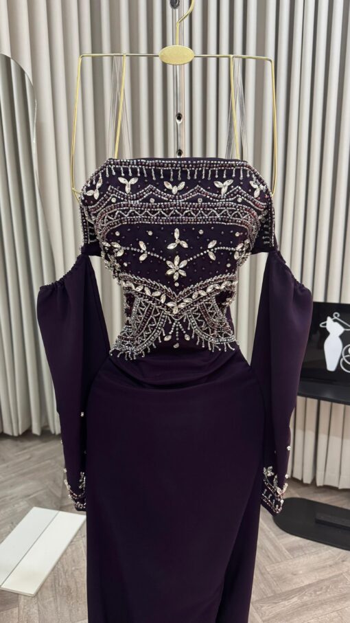 ⁦فستان سهرة فخم بلون بنفسجي غامق⁩ - الصورة ⁦5⁩