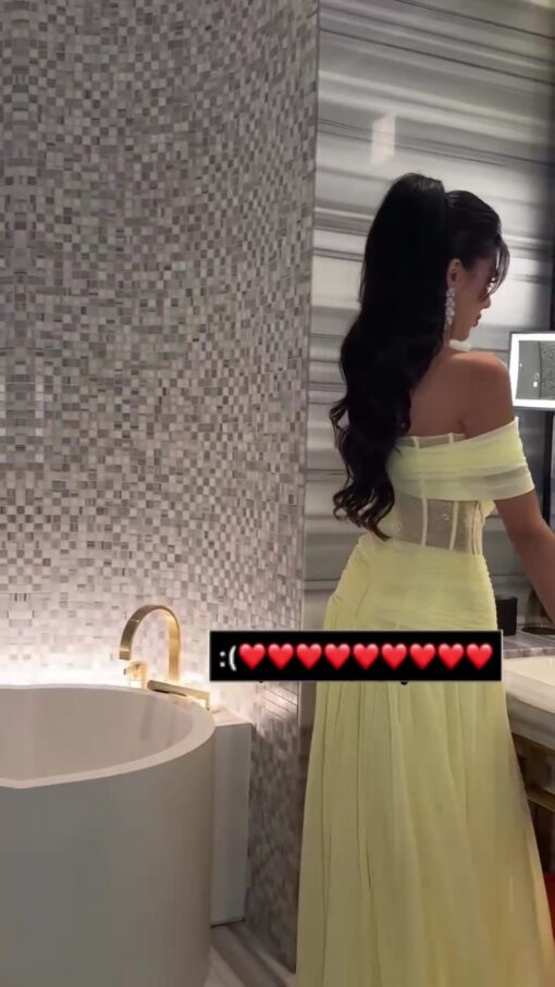 ⁦فستان سهرة أصفر⁩ - الصورة ⁦2⁩