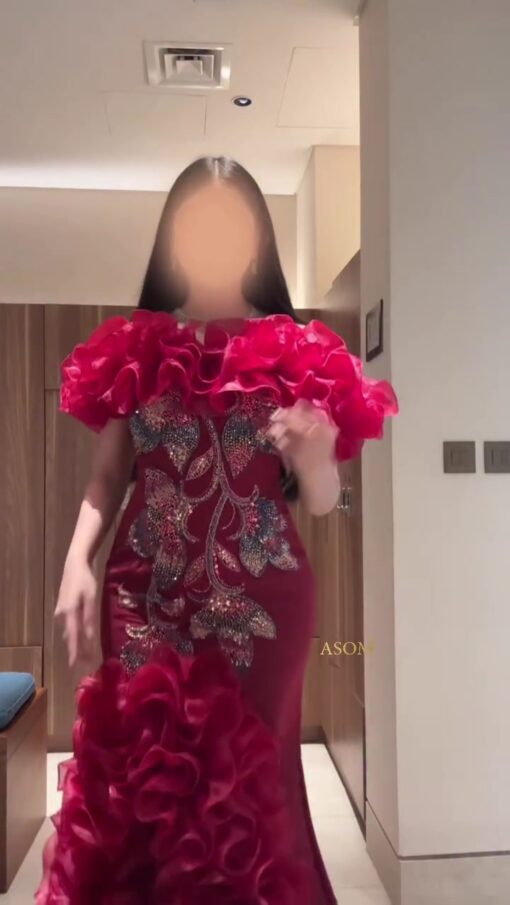 ⁦فستان سهرة لون أحمر⁩ - الصورة ⁦2⁩