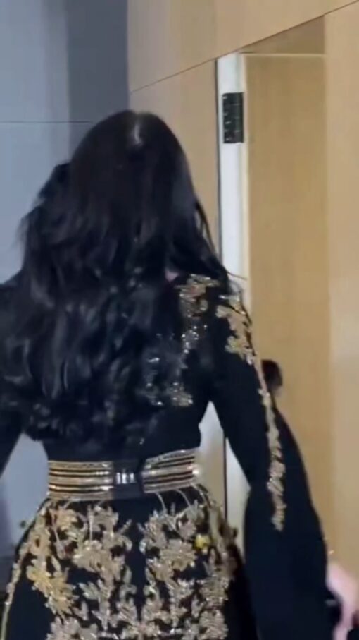 ⁦فستان سهرة أسود أكمام طويلة⁩ - الصورة ⁦5⁩