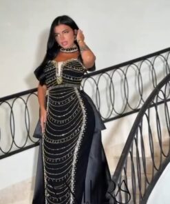 فستان سهرة أسود طويل بتصميم ملكي مطرّز