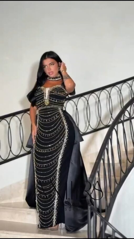 فستان سهرة أسود طويل بتصميم ملكي مطرّز