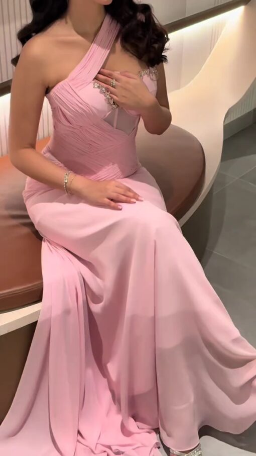 ⁦فستان وردي فخم للمناسبات الراقية⁩ - الصورة ⁦2⁩
