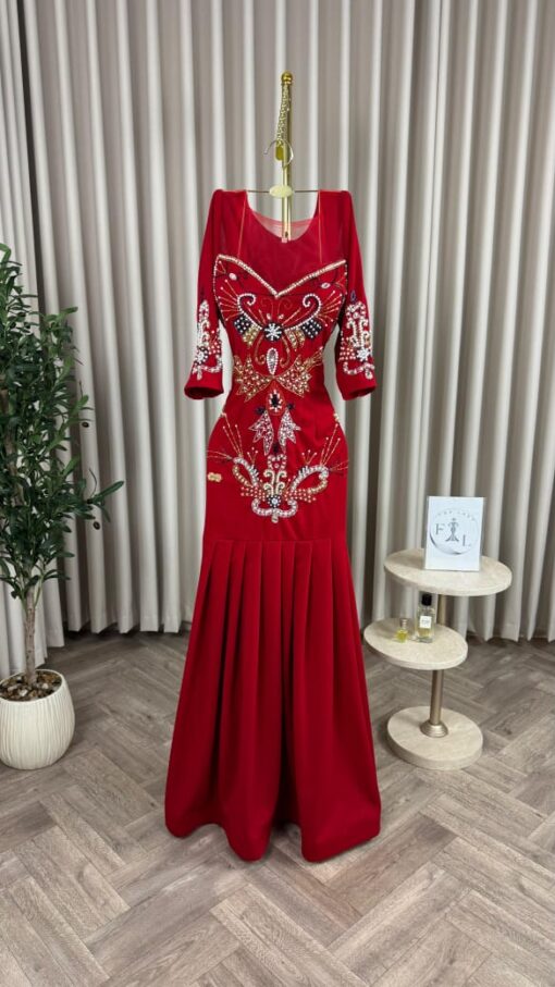 ⁦فستان سهرة أحمر⁩ - الصورة ⁦2⁩