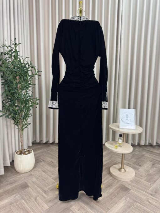 ⁦فستان سهرة مخمل لون أسود⁩ - الصورة ⁦2⁩